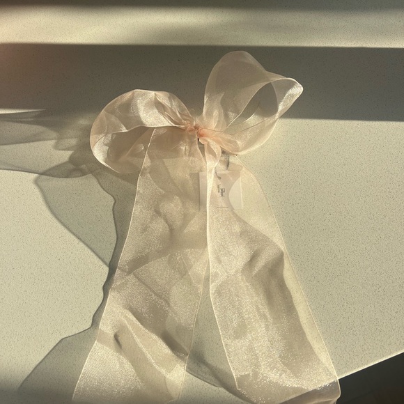 Lelet Bow in Peach - Picture 2 of 2